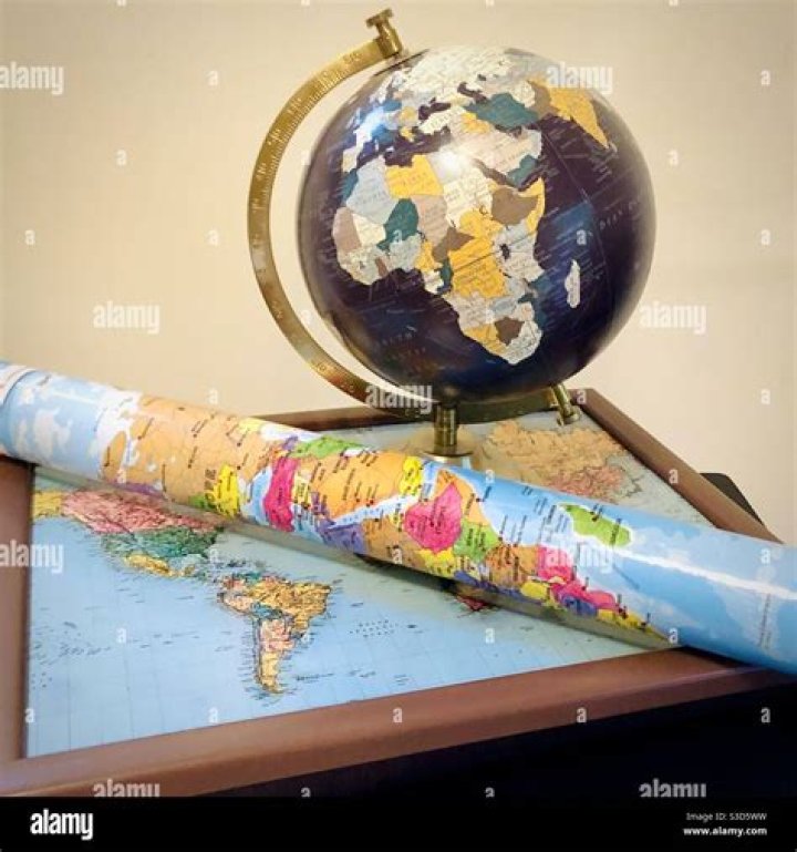 how are maps and globes alike
