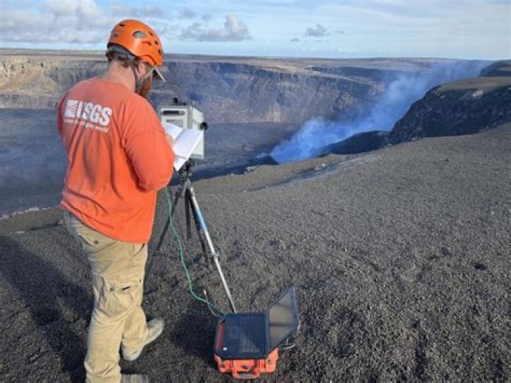 how do geologists find oil and gas deposits