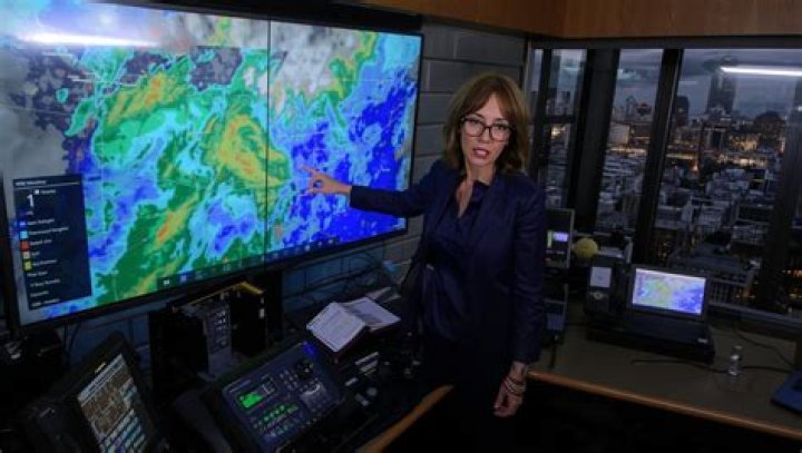 how do weather maps help meteorologists