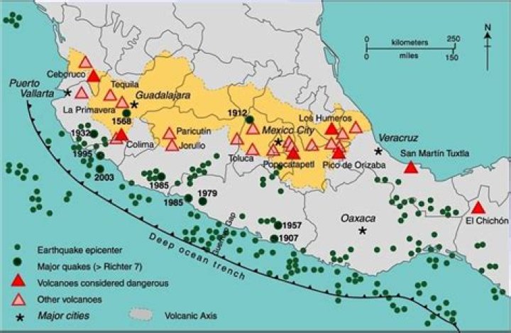 how many volcanoes are there in mexico