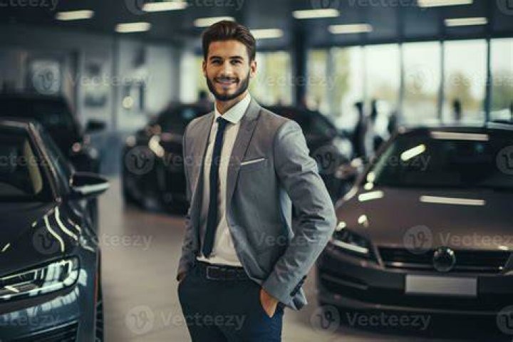 how much do luxury car salesmen make