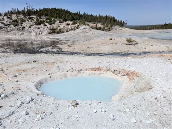 how was yellowstone lake formed