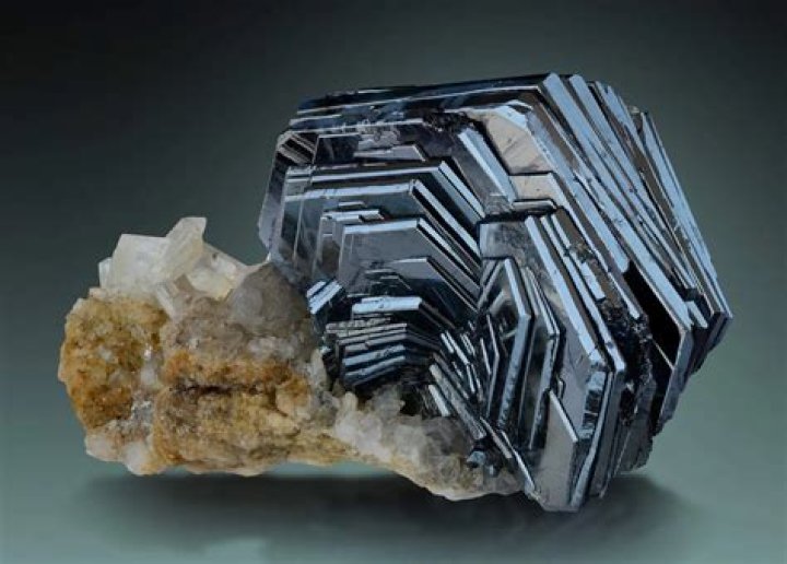 what commonly used metal is extracted from hematite