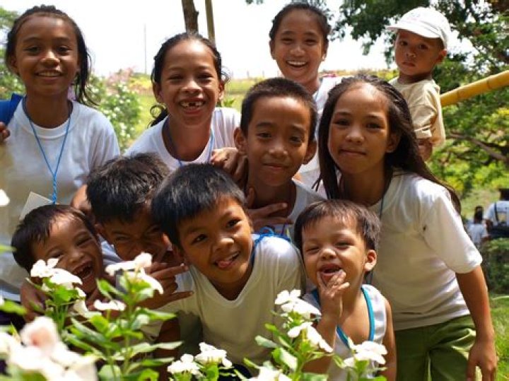what do filipino people look like