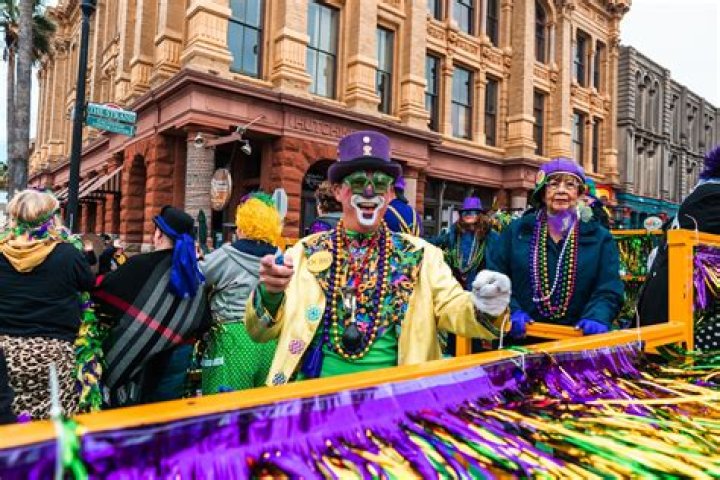 what do people do on mardi gras