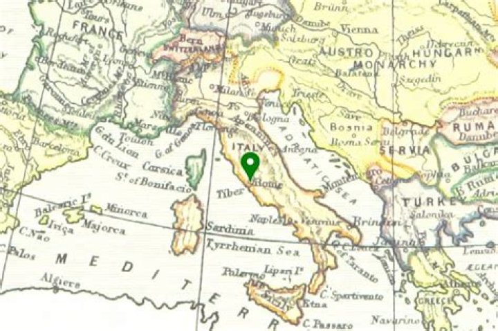 what is the absolute location of italy