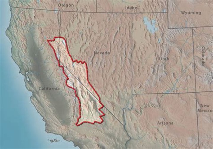 what is the mountain range that separates california and nevada