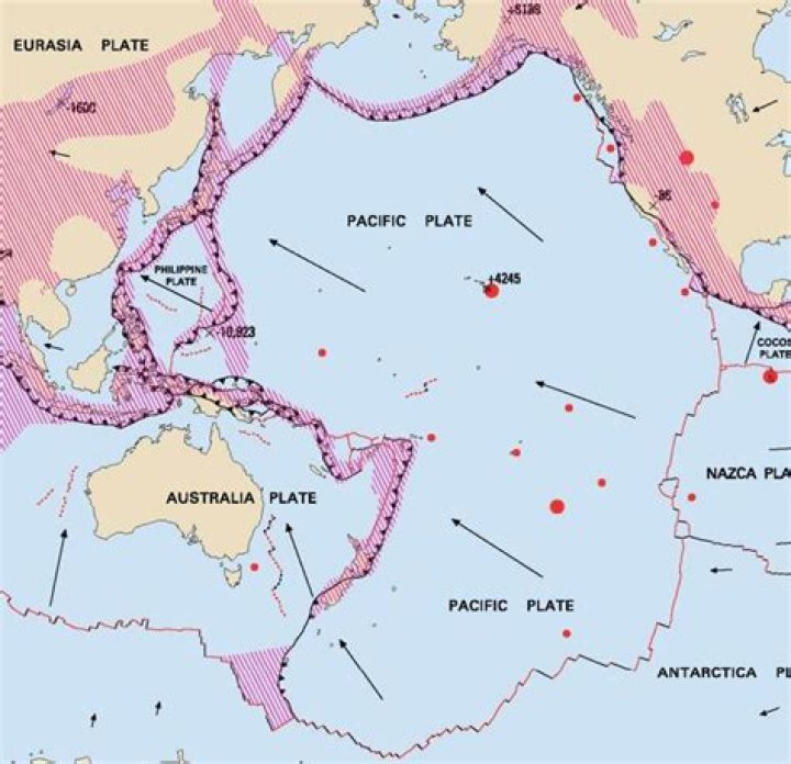 what kind of plate boundary is found at the meeting point of the philippine and pacific plates?