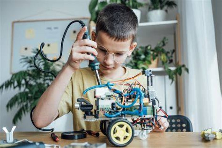 what two characteristics differentiate a robot from a machine