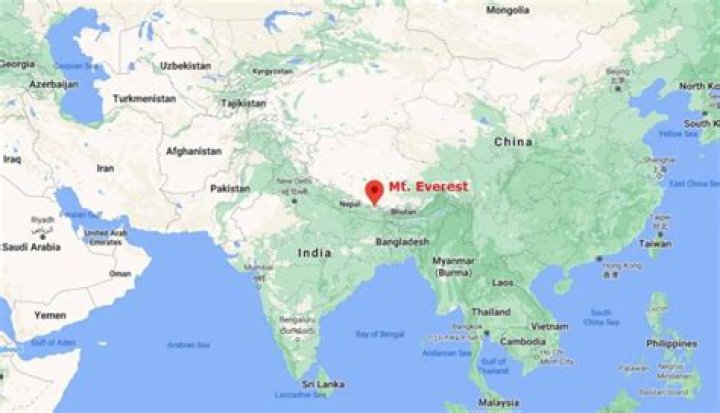 where is mount everest located on the world map