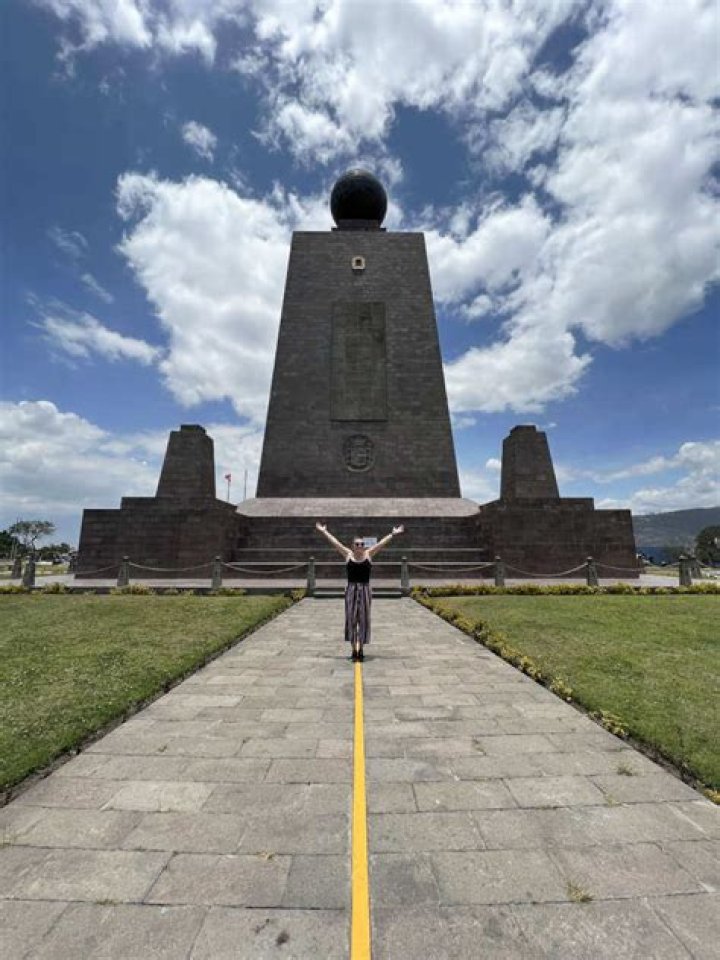 where is the equator line in ecuador
