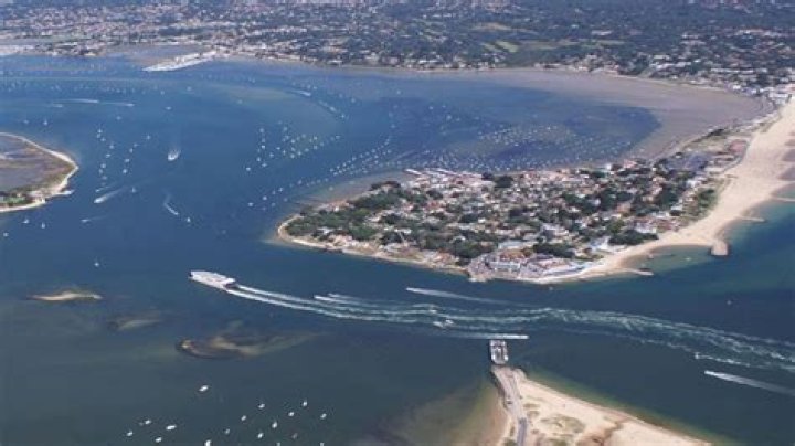 where is the world's largest natural harbor?