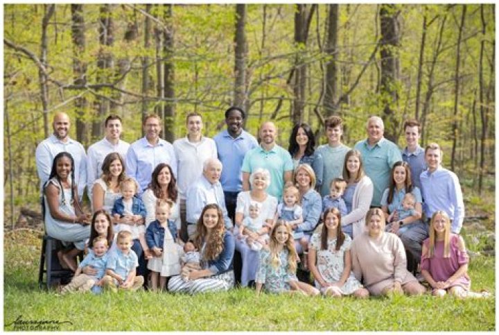 who are extended family members