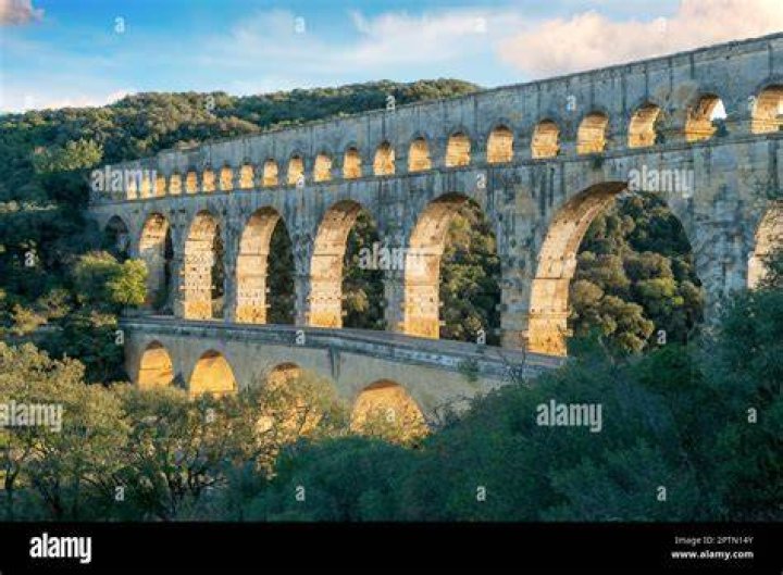 who built the pont du gard
