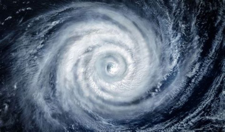 why are skies clear in the eye of a hurricane?