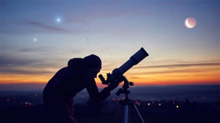 why do astronomers find it difficult extrasolar planets with telescopes