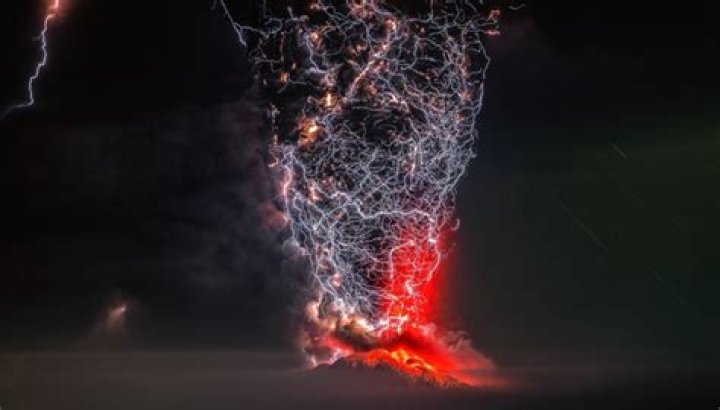why is there lightning in volcanic eruptions
